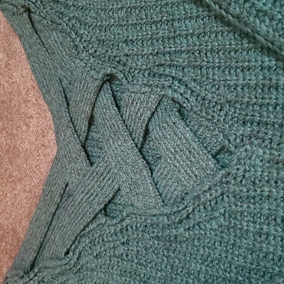 3/$15 Green Lattice Back Sweater Size Small - Picture 3 of 8